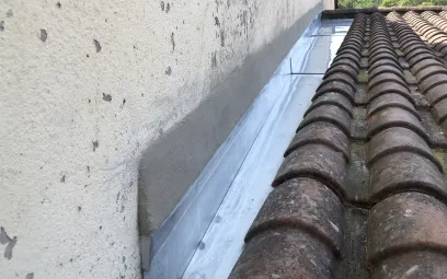 Chéneaux de rive en zinc avec bande porte solin et mortier