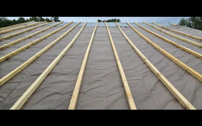 Bâches de toitures maintenues par des tasseaux