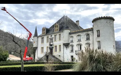 Château avec couverture en ardoise remaniée avec une nacelle multidirectionelle de 32 mètres
