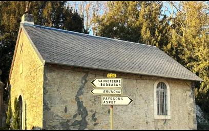 La couverture de cette chapelle entièrement restaurée en ardoises rondes posées au clou