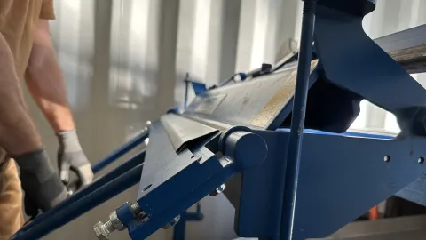 Pliage d'une bande porte solin avec plieuse d'atelier d'un mètre